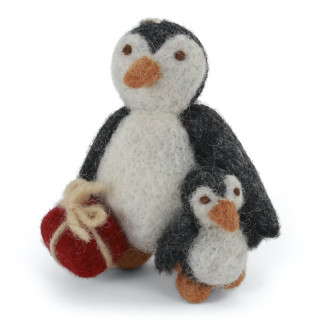 Petit pingouin en laine avec son bébé et leur cadeau, à suspendre, Gry&Sif